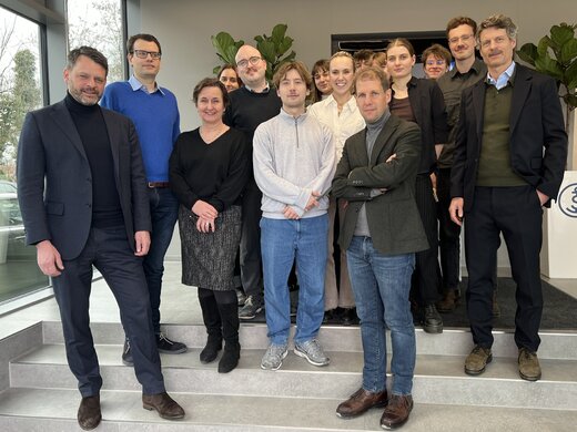 Angehende Journalisten der Deutschen Journalistenschule beim Werksbesuch bei DR.SCHNELL in München.