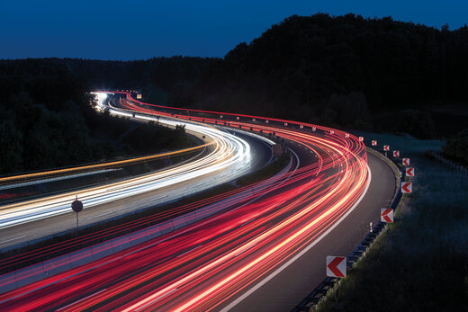 Auto-Licht-Trails auf der Autobahn in der Nacht