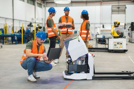 Facharbeiter bedienen fahrerlose Transportfahrzeuge