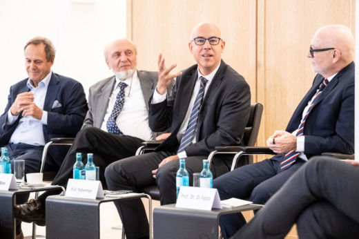 Prof. Dr. Kay Windthorst, Prof. Dr. Dr. Hans-Werner Sinn, Prof. Gabriel Felbermayr und Prof. Dr. Dr. Udo Di Fabio diskutieren im Rahmen der Pressekonferenz anlässlich der Veröffentlichung des Jahresheftes des wissenschaftlichen Beirates der Stiftung Familienunternehmen.