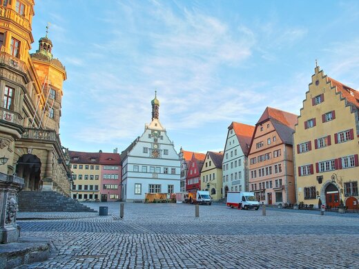 Das Bild zeigt eine Stadt in der deutschen Provinz.